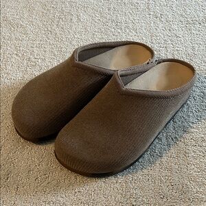 Rothy’s ReVelvet Clogs in Portobello, Size 8